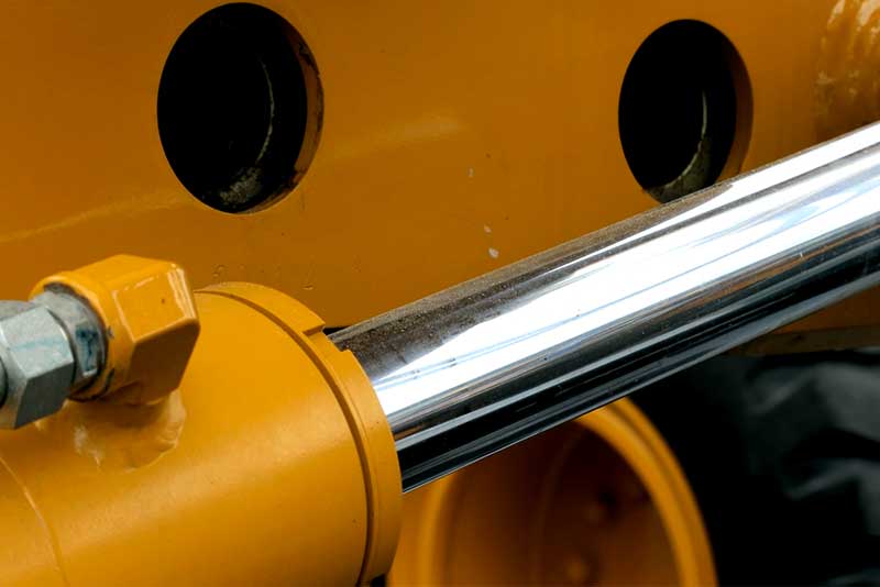 Técnico revisando sistema hidráulico industrial con pérdida de presión