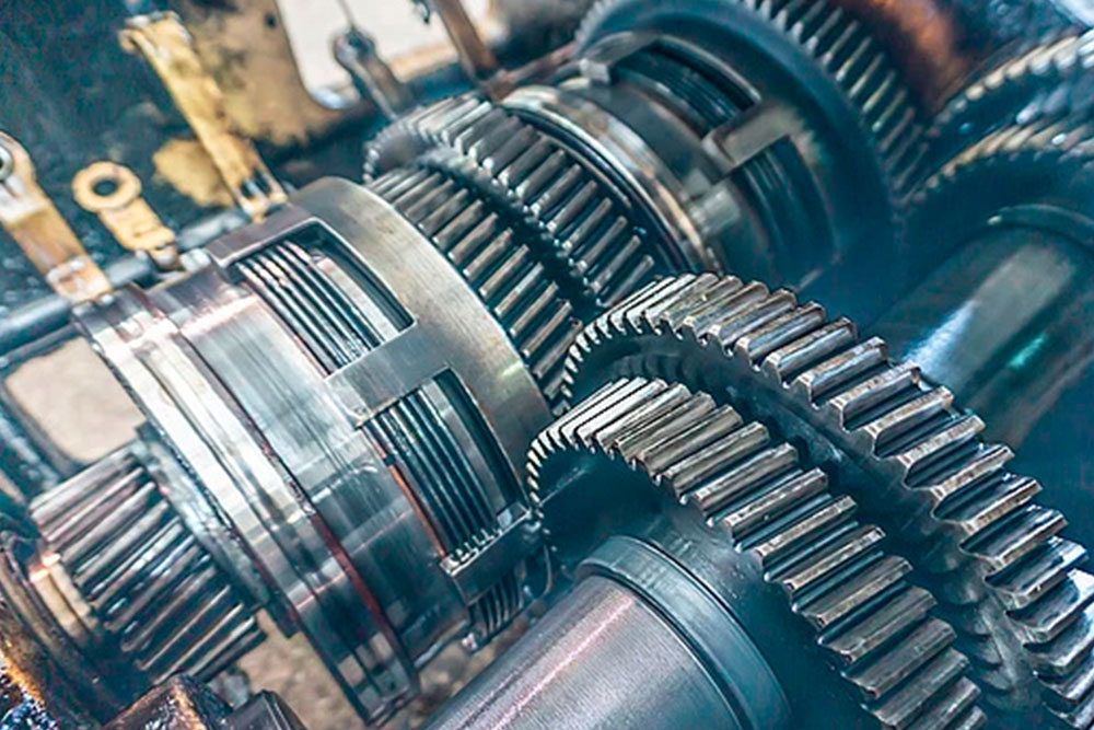 Técnico revisando sistema de transmisión mecánica industrial con vibración