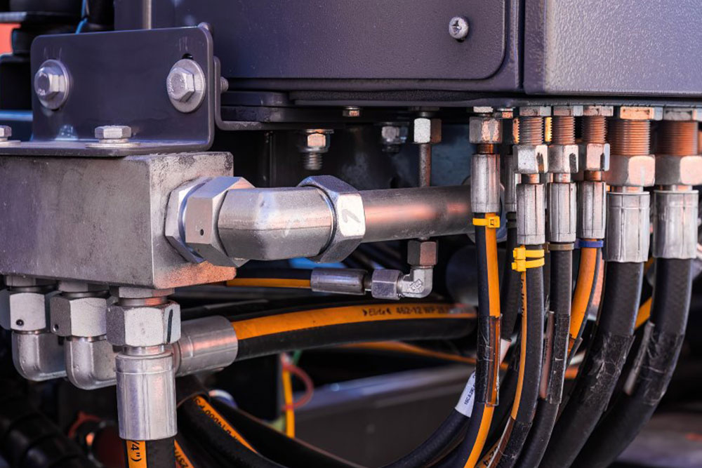 Técnico de Servipro Integral realizando diagnóstico electrohidráulico industrial en válvula con falla