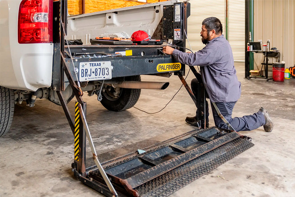 Técnico revisando rampa hidráulica de camión que no sube por falla de presión