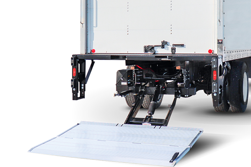 Técnico reparando rampa de camión tail lift en Valparaíso